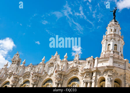 Horizontale in der Nähe der Statuen auf der Oberseite des Grand Theatre in Havanna, Kuba. Stockfoto