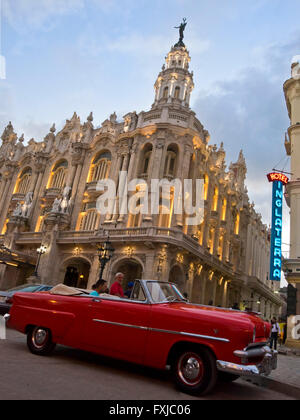 Vertikale Close Up eines amerikanischen Oldtimers geparkt vor dem Grand Theatre bei Sonnenuntergang in Havanna, Kuba. Stockfoto