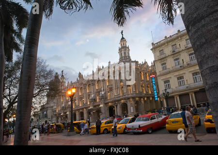 Horizontale Ansicht des Grand Theatre bei Sonnenuntergang in Havanna, Kuba. Stockfoto