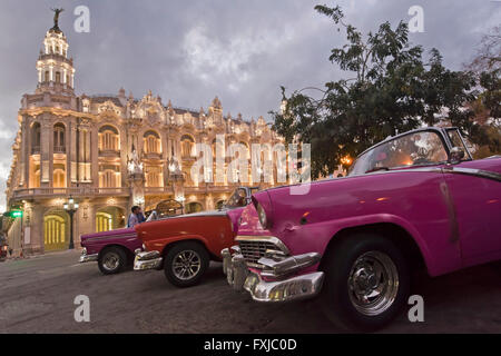 Horizontale Nahaufnahme von amerikanischen Oldtimern infront des Grand Theatre bei Sonnenuntergang in Havanna, Kuba. Stockfoto