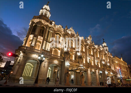 Horizontale Ansicht des Grand Theatre in der Nacht in Havanna, Kuba. Stockfoto