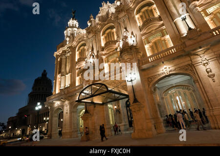 Horizontale Ansicht des Grand Theatre in der Nacht in Havanna, Kuba. Stockfoto