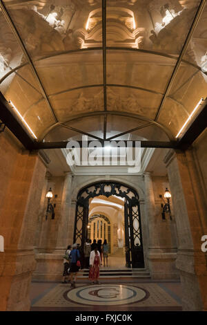 Vertikale Blick auf den Grand Theatre-Eingang in der Nacht in Havanna, Kuba. Stockfoto