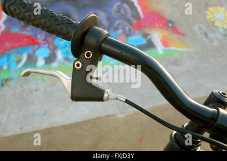 Detail von einem billigen Fahrrad Bremshebel. April 2016 Stockfoto