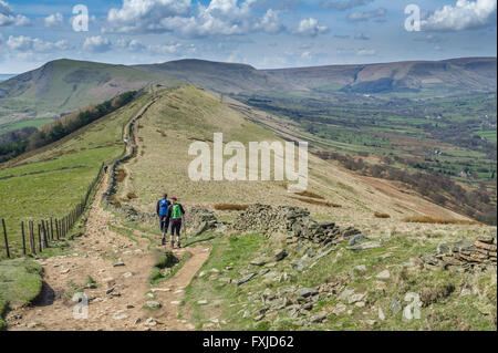 Die großen Ridge von Mam Tor mit Blick auf Lose Hill und Hollins Cross, Peak District, Derbyshire, England. Stockfoto