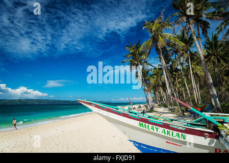 traditionelle philippinische Fischerboot auf Puka beach im tropischen Paradies Boracay Philippinen Stockfoto