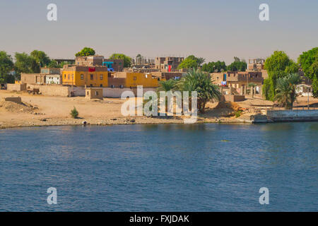 Arabische Dorf an den Ufern des Nils (Nils in der Nähe von Luxor, Ägypten) Stockfoto