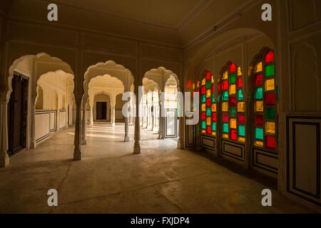 Sonne durch Glasfenster gesehen von innen Hawa Mahal, Jaipur, Rajasthan, Indien Stockfoto