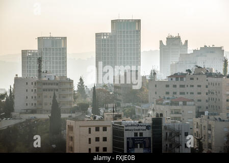 Mehrfamilienhäuser in Amman, Hauptstadt von Jordanien. Ansicht mit Zara Türmen Stockfoto