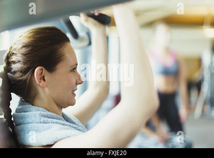 Frau mit Trainingsgeräten im Fitnessstudio hautnah Stockfoto
