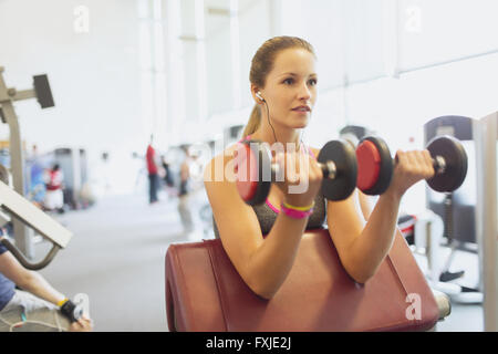 Frau tun Hantel Bizeps curls in Turnhalle Stockfoto