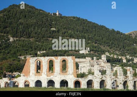 Historische Stadt Gubbio mit Ruinen des römischen Amphitheaters im Vordergrund. Stockfoto