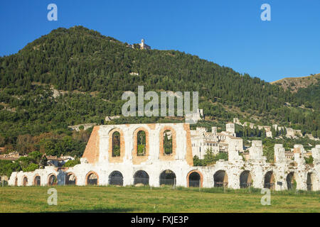 Gesamtansicht von der historischen Stadt Gubbio mit Ruinen des römischen Amphitheaters im Vordergrund.   (Gubbio, Umbrien, Italien) Stockfoto