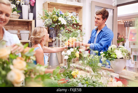 Blumengeschäft geben Mann Blumenstrauß im Blumenladen Stockfoto