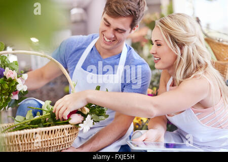 Floristen mit digital-Tablette diskutieren Blumen im Korb Stockfoto