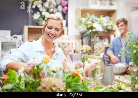 Vermittlung von Strauß in Blumenladen Blumenladen lächelnd Stockfoto