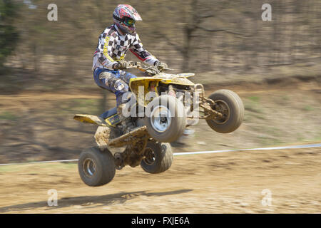 Dynamische Schuss von Racer auf Quad Motorrad im Rennen Stockfoto