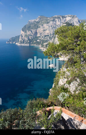 Ein Tourist, der ein Bild vom Blick auf die Punta Ventroso und Punta di Mulo auf der Südseite von Capri und die Bucht von Marina Piccola gemacht hat. Italien Stockfoto