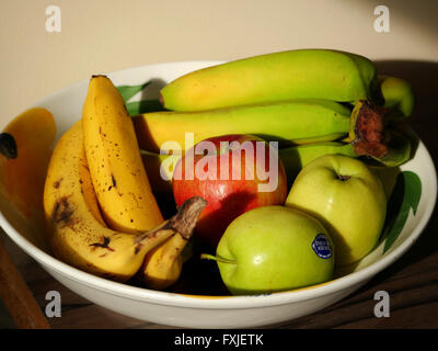 Eine Schüssel voll mit frischem Obst. Stockfoto