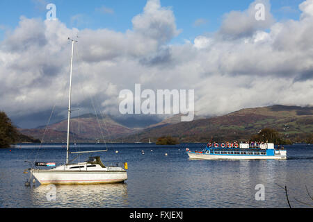 Boote am Lake Windermere im Lake District, Cumbria, England Uk Stockfoto