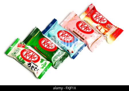 Vielzahl von KitKat Aromen aus Japan. (Wasabi, Matcha (grüner Tee), rum und Rosinen, Himbeere und Erdbeere Käsekuchen) Stockfoto