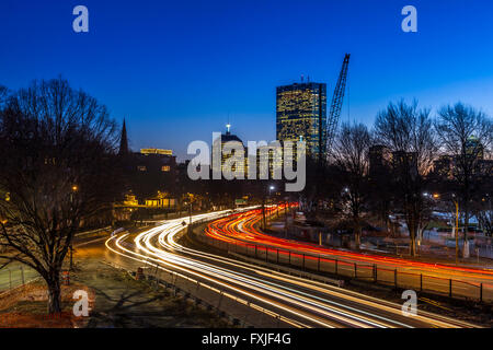 Light Trails und die Stadt Boston bei Nacht , Boston, Massachusetts, USA Stockfoto