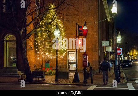 Ein Weihnachtsbaum und Straßenlampen an einer Straßenecke in der Beacon Hill Gegend von Boston, Massachusetts, USA Stockfoto