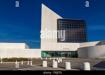 Das Äußere der John F Kennedy Presidential Library and Museum, das dem Gedenken an den 35. Präsidenten in Boston, Massachusetts, USA, gewidmet ist Stockfoto