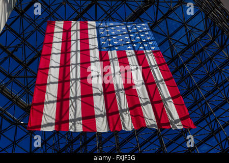 Eine amerikanische Flagge, die in einem Glasatrium im John F, der Kennedy Presidential Library and Museum in Boston, Massachusetts, USA, hängt Stockfoto