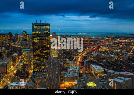 Luftaufnahme der Stadt Boston bei Nacht vom Prudential Tower, Boston, Massachusetts USA Stockfoto