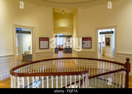 Ein geschwungenes Geländer auf einer Treppe im historischen Old State House Museum in Boston, Massachusetts, USA Stockfoto