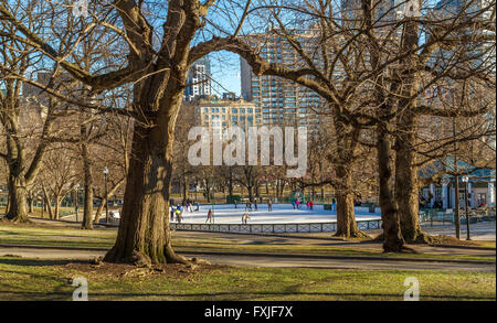 Menschen Eislaufen auf einer Eisbahn auf Boston Common , Boston . Massachusetts, USA Stockfoto