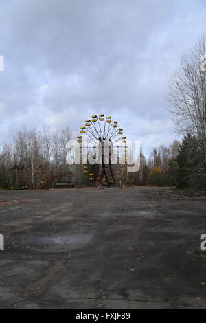Verlassene Riesenrad in der verlassenen Stadt Pripyat, Sperrzone von Tschernobyl, Ukraine Stockfoto