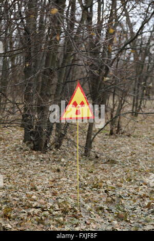 Ionisierende Strahlung Gefahr Zeichen in der Sperrzone von Tschernobyl, Ukraine Stockfoto