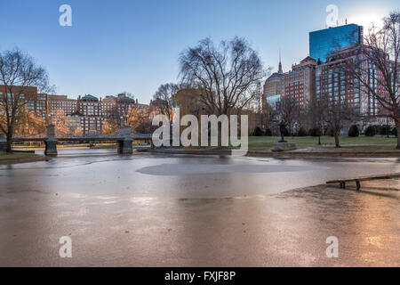 Boston Public Garden Lake über im Winter gefroren Stockfoto