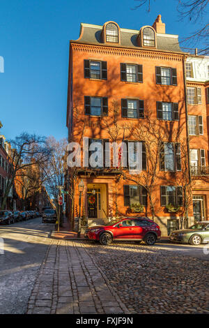 Ein Stadthaus in einer Kopfsteinpflasterstraße im Beacon Hill-Viertel von Boston, Massachusetts, USA Stockfoto