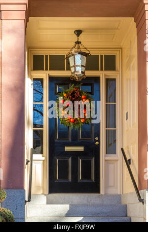 Ein Weihnachtskranz oder eine Girlande, die an einer Eingangstür an einem Haus im Beacon Hill-Viertel von Boston, Boston, Massachusetts, USA, hängt Stockfoto