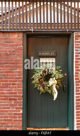 Weihnachten Kranz auf eine grüne Holztür, Acorn St, Beacon Hill, Boston, MA, USA Stockfoto