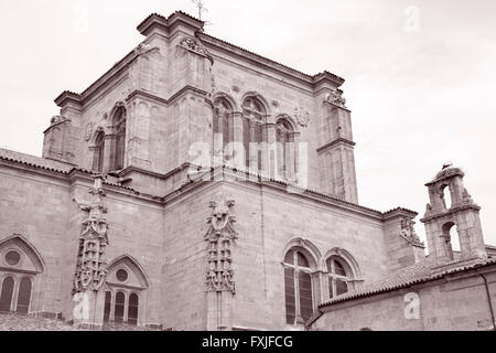 Fassade des Kloster San Esteban, Salamanca, Spanien in Schwarzweiß und Sepia-Farbton Stockfoto