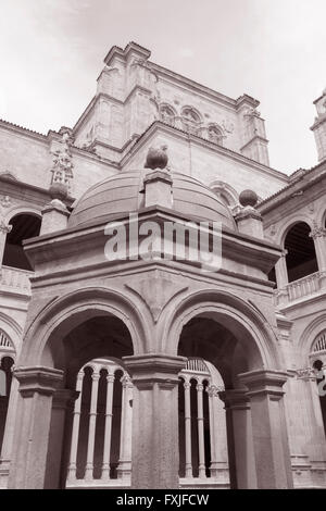 Fassade des Kloster San Esteban, Salamanca, Spanien in Schwarzweiß und Sepia-Farbton Stockfoto