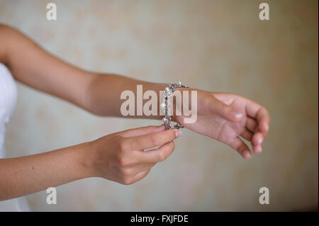 Braut setzt auf Armband Stockfoto