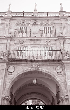 Plaza Mayor - Hauptplatz, Salamanca, Spanien in Schwarzweiß und Sepia-Farbton Stockfoto