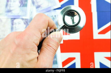 Britische Pfund-Konzept mit Währung, Stethoskop und britische Flagge Stockfoto