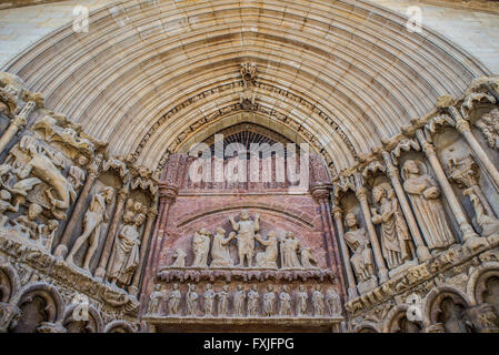 Das Tympanon des Christus Erlöser (Cristo Redentor) in die Hauptfassade von San Bartolome Kirche in Logroño, La Rioja. Spanien. Stockfoto