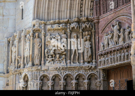 Das Tympanon des Christus Erlöser (Cristo Redentor) in die Hauptfassade von San Bartolome Kirche in Logroño, La Rioja. Spanien. Stockfoto