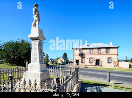 Historische Gebäude Australasian und das Anzac Memorial Denkmal, Goolwa, Südaustralien Stockfoto