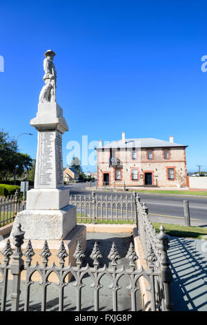 Historische Gebäude Australasian und das Anzac Memorial Denkmal, Goolwa, Südaustralien Stockfoto