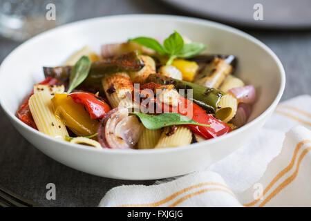 Rigatoni mit gerösteten, Aubergine, Paprika und Knoblauch Stockfoto