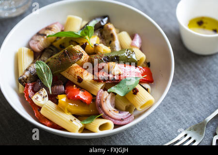 Rigatoni mit gerösteten, Aubergine, Paprika und Knoblauch Stockfoto