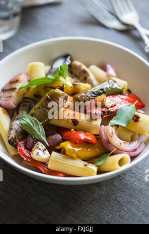 Rigatoni mit gerösteten, Aubergine, Paprika und Knoblauch Stockfoto